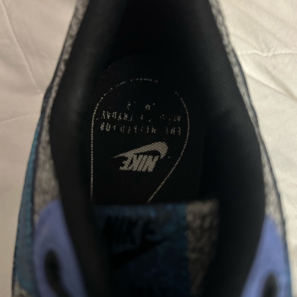 Nike One of a kind Women’s SZ 7.5 Running shoes - Picture 4 of 4